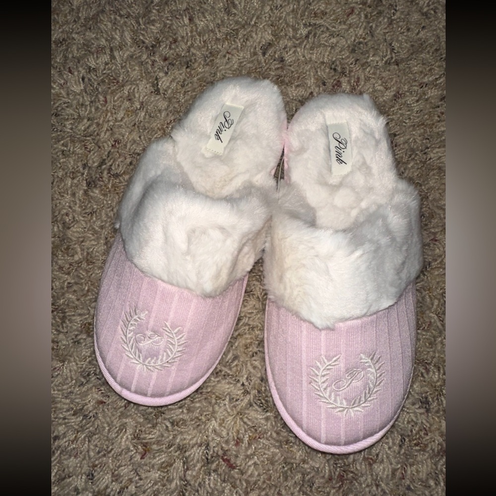 Pink and White Fuzzy Slippers size large 🩷🤍